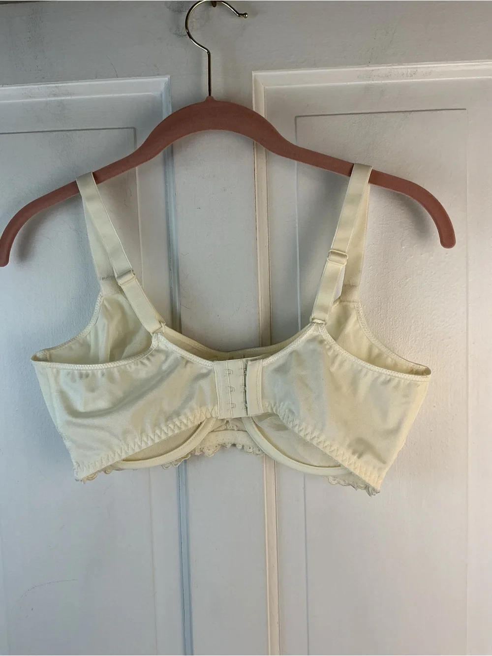 Vintage Olga Second Skin Satin Bra 38DD 33042 Unlined Underwire Lace